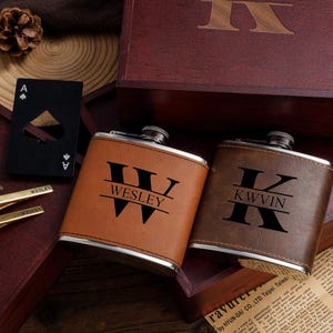 Set regalo personalizzato per testimoni dello sposo, con scatola in legno, fiaschetta in pelle, bicchieri e fermacravatte.