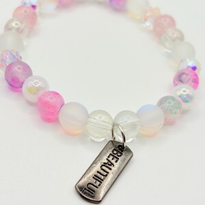 Pulseira linda – Pulseira de afirmação com contas de vidro rosa e fosco – Pingente de prata vintage – Dope Jewelry Co.