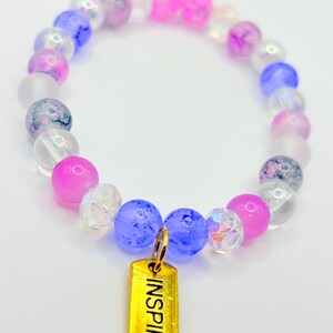 Pulseira INSPIRE – Pulseira de contas craqueladas rosa e roxas com pingente dourado – Dopamine Jewelry da Dope Jewelry Co.