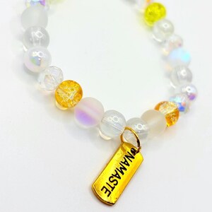 Pulseira Namaste – Pulseira de Yoga com Pingente Dourado – Citrino Craquelado e Contas de Vidro Fosco – Dope Jewelry Co.