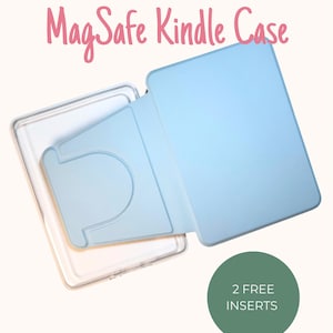 Puede incluir: Una funda MagSafe para Kindle de color azul claro con un marco transparente y una zona de fijación magnética. El texto MagSafe Kindle Case aparece en rosa arriba, y un círculo verde con el texto 2 FREE INSERTS está en la parte inferior derecha.