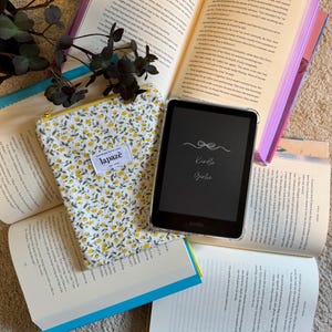 Handmade Kindle case | Kindle Kobo Sleeve | Zipper Kindle Bag | E-reader Pouch | Daisy Kindle Sleeve | Floral Padded Sleeve