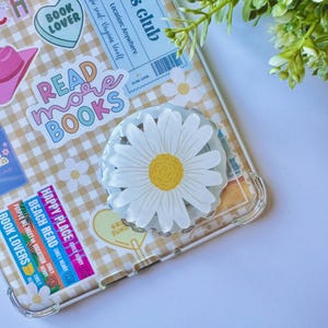 Floral daisy MagSafe grip with color-matching base – perfect for book lovers and phones
