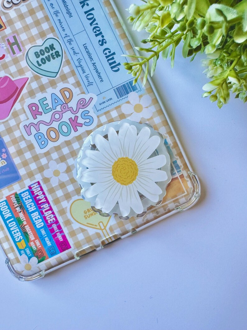 Floral daisy MagSafe grip with color-matching base – perfect for book lovers and phones