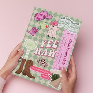 以下が含まれることがあります： 「Yee Haw」と「Book Lovers Club」と書かれた緑とピンクのイラスト入りポスター。ポスターには、カウボーイブーツ、カウボーイハット、ハート型のロリポップ、マルガリータグラスなど、さまざまなイラストが描かれています。