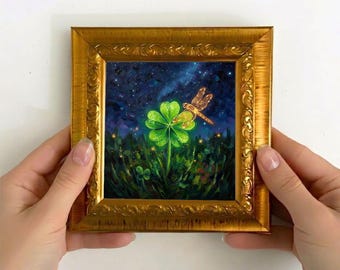 Wandbild „Glücksklee“, Mini-Ölgemälde mit vierblättrigem Kleeblatt und Libelle, klein gerahmt