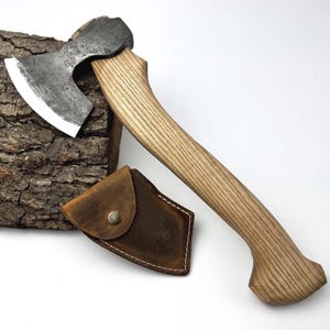Hacha para tallar – Hoja de acero al carbono 52100 forjada a mano, mango de madera de fresno, funda de cuero incluida, hacha lista para usar para tallar cucharas y cuencos.