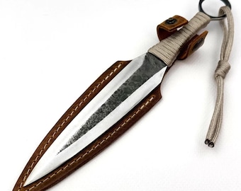 Handgeschmiedetes Wurfmesser – Balanced Carbon Steel-Klinge, ergonomischer Paracord-Wickelgriff, Lederscheide, Ninja Messer zum Üben im Freien
