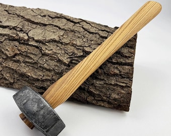 Smidshamer: handgesmeed 52100 koolstofstalen kop, ergonomisch essenhouten handvat, professionele metaalbewerkinghamer, smeedapparatuur.