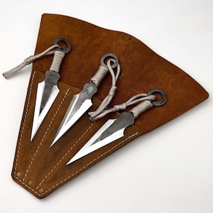 Handgesmede werpmessenset, 3-delig: compacte koolstofstalen bladen, in paracord gewikkelde handgrepen, inclusief leren etui, voor werpen buiten.