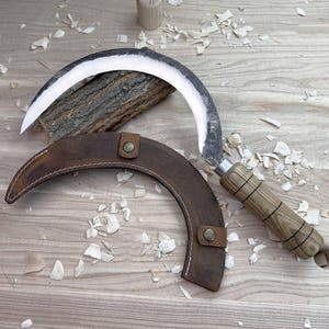 Hand-Forged Garden Sickle – Carbon Steel Blade, Ash Wood Handle, Leather Sheath Included, Ready to Use Herb Harvesting Tool, Gardening Tool.