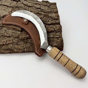Garden Sickle – Hand-Forged 52100 Carbon Steel Blade, Ergonomic Ash Handle with Leather Sheath, Sharp Harvesting Tool for Herbs & Gardening.