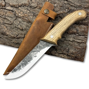 Cuchillo de bushcraft forjado a mano – Hoja de acero al carbono 52100, mango ergonómico de fresno, funda de cuero, cuchillo de camping para actividades al aire libre, cuchillo para tallar madera.