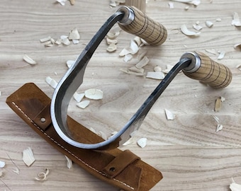 Handgesmeed klein scheermes: koolstofstalen mes, essen handvatten, leren schede, komsnijwerk, timmerwerkmes, gereedschap voor het maken van stoelen.