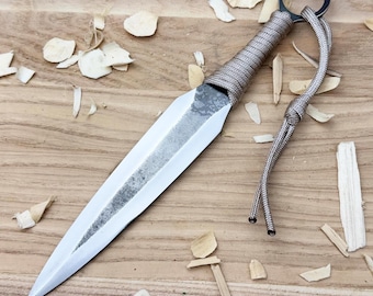 Cuchillo arrojadizo forjado a mano: hoja equilibrada de acero al carbono, mango envuelto en paracord, funda de cuero, cuchillo de bota para acampar y actividades al aire libre