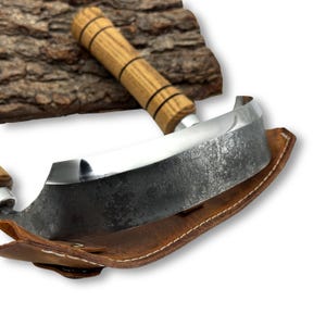 Stor inshave-kniv – handsmidet blad i kolstål, handtag i ask, läderslida, slipad böjd dragkniv för träbearbetning och stolstillverkning. bild 3