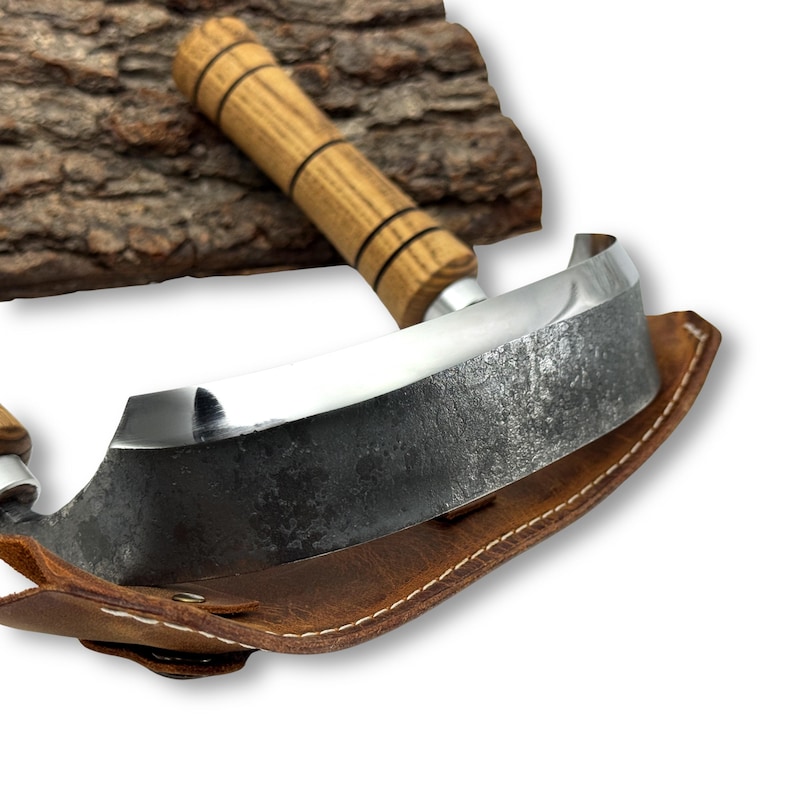 Stor inshave-kniv – handsmidet blad i kolstål, handtag i ask, läderslida, slipad böjd dragkniv för träbearbetning och stolstillverkning. bild 3