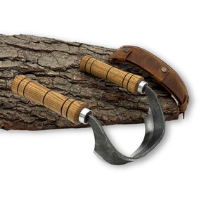 Stor inshave-kniv – handsmidet blad i kolstål, handtag i ask, läderslida, slipad böjd dragkniv för träbearbetning och stolstillverkning. bild 10