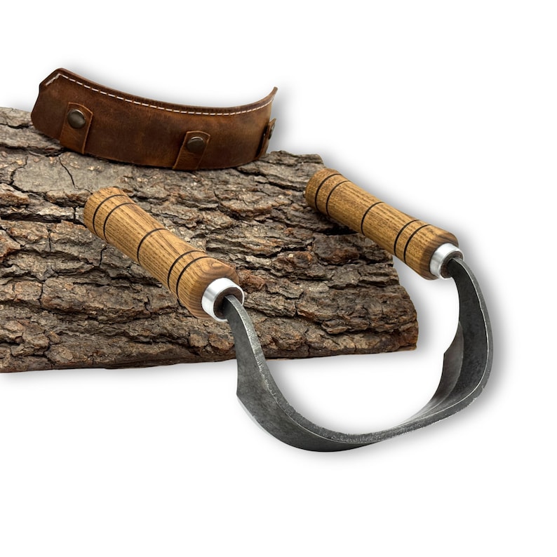 Stor inshave-kniv – handsmidet blad i kolstål, handtag i ask, läderslida, slipad böjd dragkniv för träbearbetning och stolstillverkning. bild 6