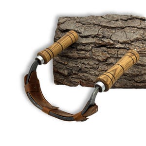 Stor inshave-kniv – handsmidet blad i kolstål, handtag i ask, läderslida, slipad böjd dragkniv för träbearbetning och stolstillverkning. bild 5