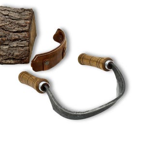 Stor inshave-kniv – handsmidet blad i kolstål, handtag i ask, läderslida, slipad böjd dragkniv för träbearbetning och stolstillverkning. bild 8