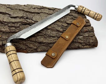 Handsmidd dragkniv – blad i 52100 kolstål, handtag i ask, läderslida ingår, slipat träbearbetningsverktyg för formning och snidning.