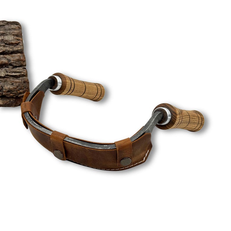 Stor inshave-kniv – handsmidet blad i kolstål, handtag i ask, läderslida, slipad böjd dragkniv för träbearbetning och stolstillverkning. bild 1