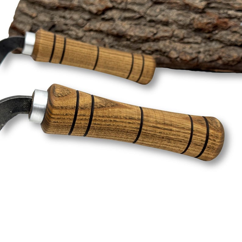 Stor inshave-kniv – handsmidet blad i kolstål, handtag i ask, läderslida, slipad böjd dragkniv för träbearbetning och stolstillverkning. bild 4
