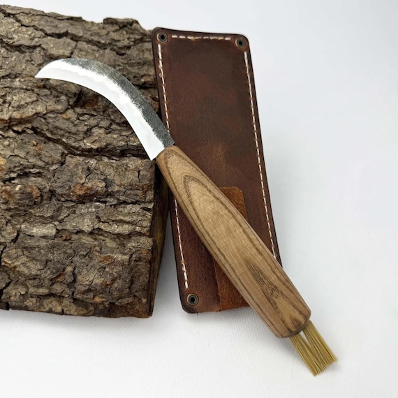 Mushroom Knife – Hand-Forged Carbon Steel Blade, Ergonomic Wooden Handle, Integrated Brush, Leather Sheath Included, Mushroom Foraging Gift