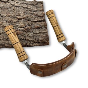 Stor inshave-kniv – handsmidet blad i kolstål, handtag i ask, läderslida, slipad böjd dragkniv för träbearbetning och stolstillverkning. bild 9