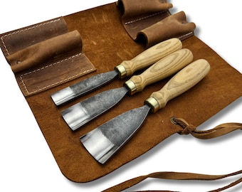 Handgesmeed houtsnijwerk: koolstofstaal 52100-stalen bladen, ergonomische essenhouten handgrepen, leren rol, aangepast formaat, u-vormige gutsen voor lepelsnijwerk.