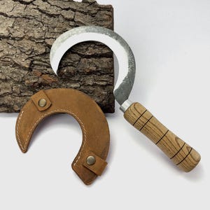 Garden Sickle – Hand-Forged Carbon Steel Blade, Ash Wood Handle, Leather Sheath, Sharpened Herb and Crop Harvesting Tool, Gardening Gift