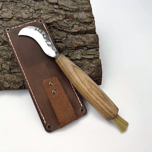 Handgeschmiedetes Pilzmesser - Klinge aus Kohlenstoffstahl, ergonomischer Eschenholzgriff, integrierte Bürste, Lederscheide inklusive, Werkzeug zur Pilzsuche