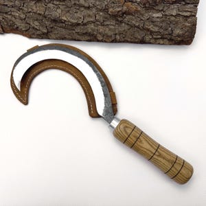 Garden Sickle – Hand-Forged 52100 Carbon Steel Blade, Ash Wood Handle, Leather Sheath Included, Sharpened Gardening Tool for Herb Harvesting