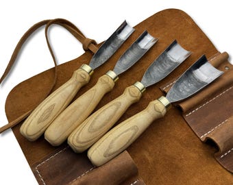 Houtsnijgutsen met leren rol – handgesmeed koolstofstalen bladen, essenhouten handgrepen, aangepast formaat, gutsen voor lepel- en komsnijwerk.