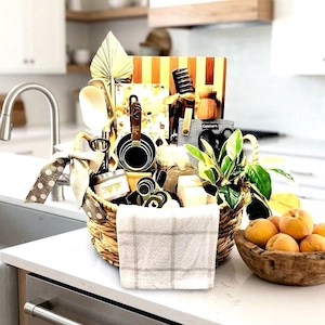 Koszyk z niezbędnymi akcesoriami kuchennymi: prezent na parapetówkę, przybory kuchenne, prezent na Dzień Matki, pomysły na duży blat kuchenny, prezent dla miłośników szefów kuchni