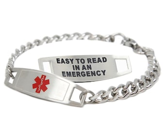 以下が含まれることがあります： チェーンリンクバンドと「EASY TO READ IN AN EMERGENCY」と書かれた長方形のタグが付いたシルバーの医療用ブレスレット。タグには赤い医療シンボルも付いています。