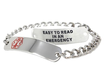 以下が含まれることがあります： チェーンリンクバンドと「EASY TO READ IN AN EMERGENCY」と書かれた湾曲したタグが付いたシルバーの医療用IDブレスレット。タグには赤い医療シンボルも付いています。