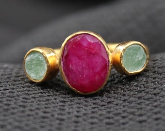 Anello con smeraldo grezzo e rubino – Anello fatto a mano in argento sterling 925 con pietra preziosa e fascia martellata