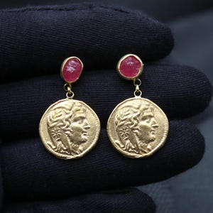 Rubin und Münze Ohrringe, handgemachte 925 Sterling Silber Ohrstecker mit roher Rubin alte Münze Design einzigartiges Geschenk für ihren Muttertagsschmuck