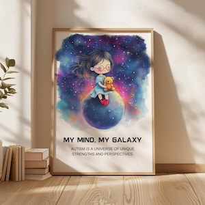 Könnte beinhalten: Ein gerahmter Kunstdruck mit einer Aquarellillustration eines Kindes mit Brille, das auf einem Mond sitzt und einen braunen Teddybären vor einem bunten Galaxie-Hintergrund hält. Der Text lautet: MY MIND, MY GALAXY. AUTISM IS A UNIVERSE OF UNIQUE STRENGTHS AND PERSPECTIVES.