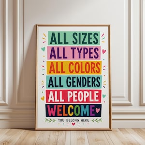Könnte beinhalten: Ein rechteckiges Wandposter in einem hellen Holzrahmen mit dem Text ALL SIZES, ALL TYPES, ALL COLORS, ALL GENDERS, ALL PEOPLE, WELCOME und YOU BELONG HERE in bunten Blockbuchstaben, akzentuiert durch kleine Herzen und dekorative Blattmotive.