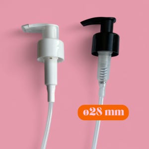 Könnte beinhalten: Zwei Spenderpumpen, eine weiße und eine schwarze, vor rosa Hintergrund. Die weiße Pumpe hat einen weißen Kopf und einen transparenten Schlauch. Die schwarze Pumpe hat einen schwarzen Kopf und einen transparenten Schlauch. Das orangefarbene Etikett lautet "ø28 mm".