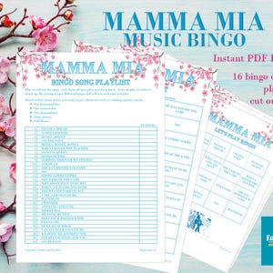 Puede incluir: Un juego de bingo musical Mamma Mia imprimible con 16 tarjetas de bingo, una lista de reproducci&oacute;n y una lista de llamadas. El juego presenta un esquema de color rosa y azul con un dise&ntilde;o floral. El texto "Mamma Mia Music Bingo" est&aacute; en la parte superior de la p&aacute;gina.