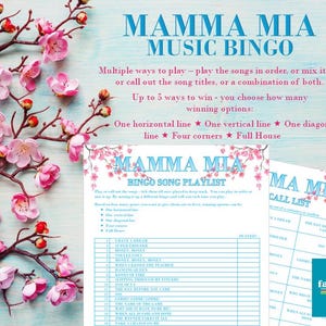 Puede incluir: Una tarjeta de juego imprimible para un juego de bingo musical de Mamma Mia. La tarjeta presenta un dise&ntilde;o floral rosa y azul con el t&iacute;tulo "Mamma Mia Bingo Song Playlist". La tarjeta incluye una lista de canciones de la banda sonora de la pel&iacute;cula Mamma Mia.