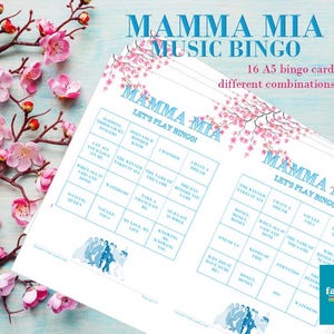 Puede incluir: Un conjunto de 16 tarjetas de bingo imprimibles con un dise&ntilde;o floral rosa y azul. Las tarjetas est&aacute;n basadas en el musical Mamma Mia! y presentan t&iacute;tulos de canciones de la pel&iacute;cula.