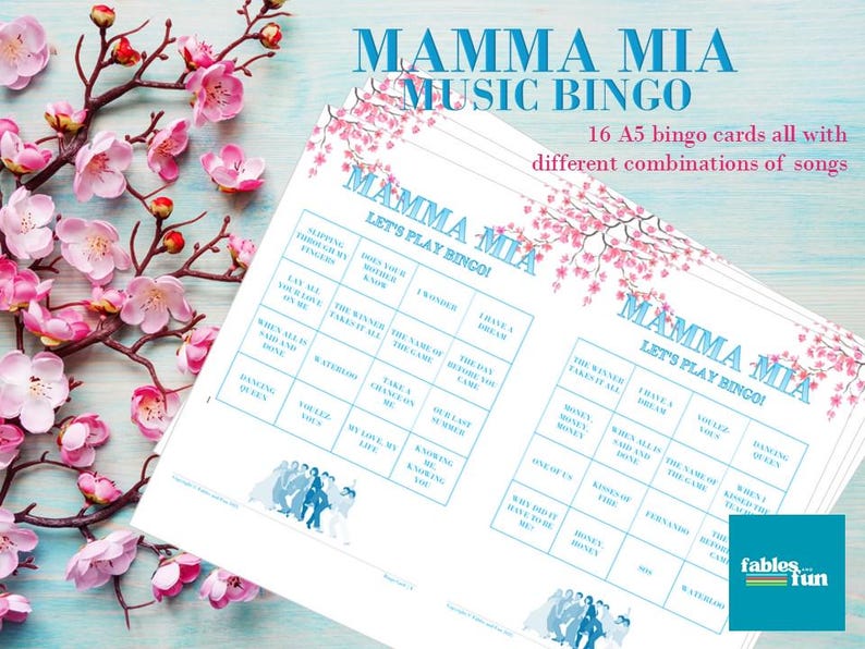Puede incluir: Un conjunto de 16 tarjetas de bingo imprimibles con un dise&ntilde;o floral rosa y azul. Las tarjetas est&aacute;n basadas en el musical Mamma Mia! y presentan t&iacute;tulos de canciones de la pel&iacute;cula.