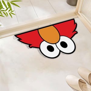 Divertida alfombra roja con personajes peludos que se asoman: decoración de piso con un toque de humor inspirado en dibujos animados para un espacio divertido y acogedor.