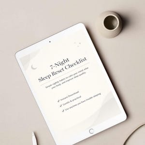 Könnte beinhalten: Ein weißes Tablet zeigt den Text "7-Night Sleep Reset Checklist" mit Informationen zur Verbesserung des Schlafs. Das Tablet liegt auf einer neutralen Oberfläche, mit einer kleinen Vase und einem Stift. Der Text enthält "Sofort-Download".