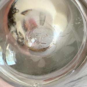 Pu&ograve; includere: Una tazza di ceramica bianca con manico nero e la scritta "But First, Coffee" in grassetto nero. La tazza &egrave; posta su uno sfondo sfocato, che suggerisce un'atmosfera accogliente.